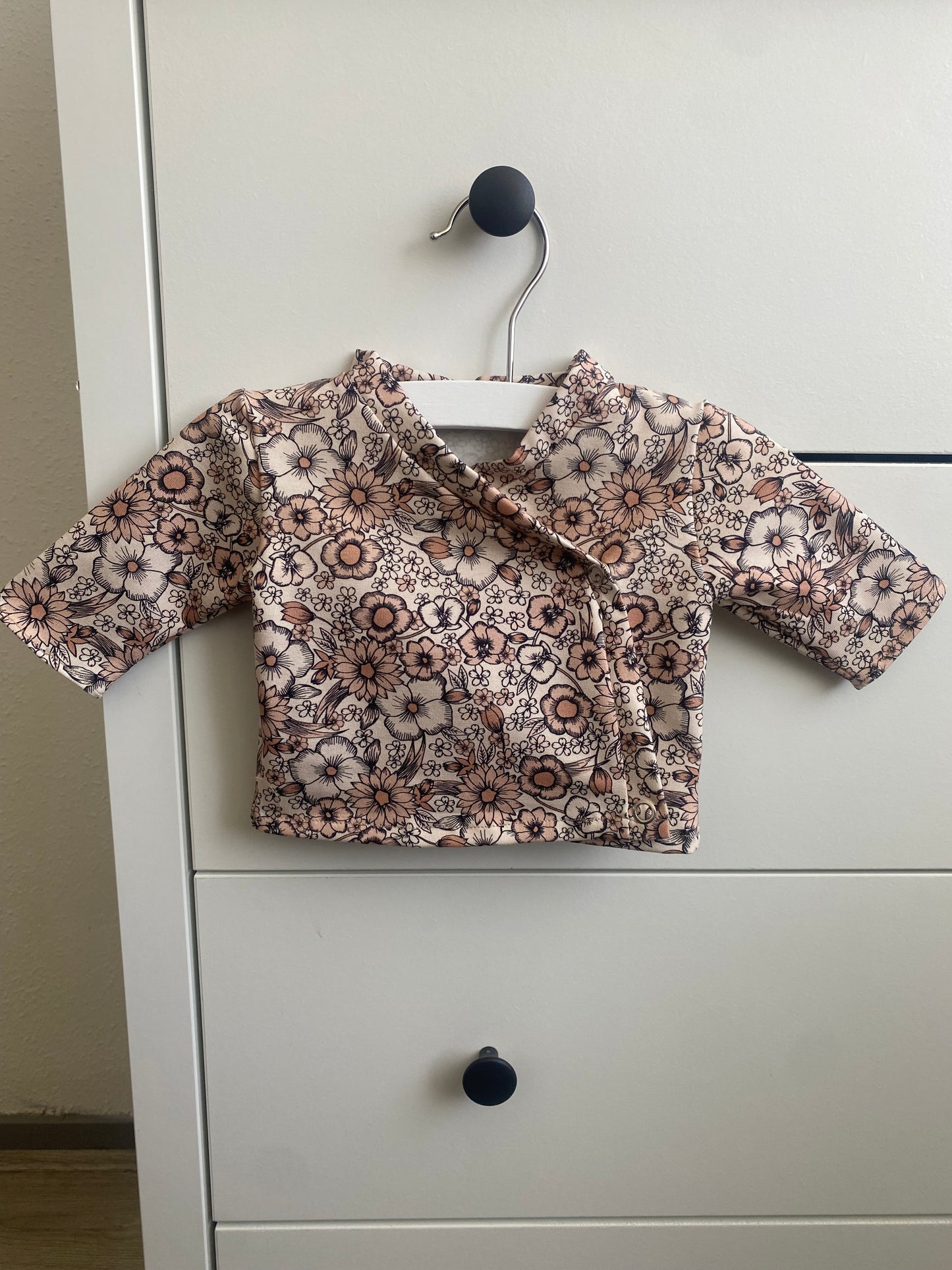 Overslag shirtje beige bloemen