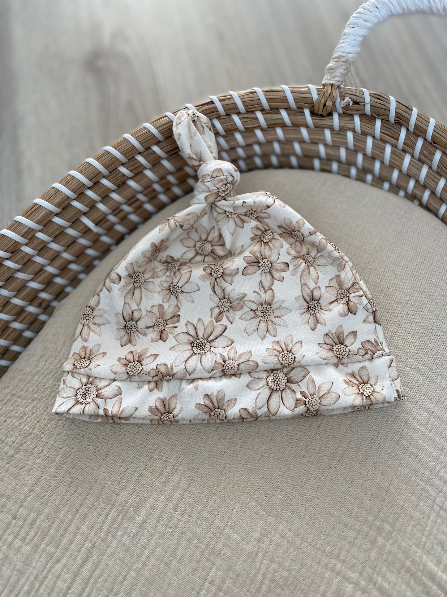 Knoopmutsje beige bloemen